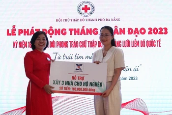 Các đơn vị trao hỗ trợ hoạt động nhân đạo.
