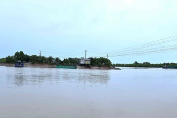 Vùng sông nước Cà Mau nước sâu và chảy xiết, rất nguy hiểm khi di chuyển trên sông, đặc biệt vào lúc đêm tối.