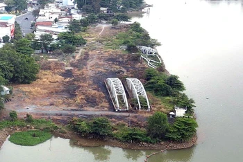 Khu vực để phần cầu Ghềnh cũ bị sập ven sông Đồng Nai thuộc phường Quyết Thắng, thành phố Biên Hòa.
