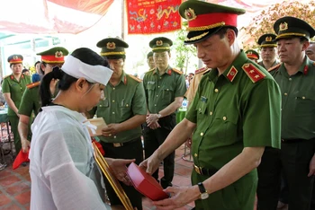 Lãnh đạo Bộ Công an trao Quyết định thăng hàm từ Thiếu tá lên Trung tá đối với Nguyễn Xuân Hào cho vợ đồng chí Hào là người đại diện nhận.