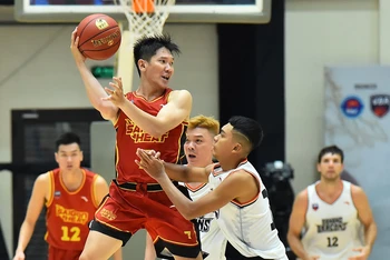 Các cầu thủ Saigon Heat (áo đỏ) có một trận thi đấu khó khăn trước đối thủ Danang Dragons.