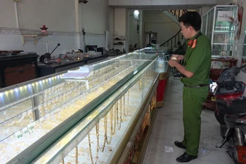 Công an khám nghiệm hiện trường vụ cướp giật tài sản tại tiệm vàng Hồng Thủy 2.