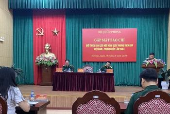 Thiếu tướng Lê Xuân Sang, Phó cục trưởng Cục Tuyên huấn phát biểu tại buổi gặp mặt.