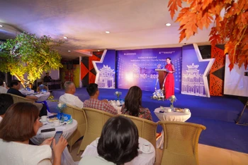 Đại diện Ban tổ chức cuộc thi trao đổi thông tin với báo chí.