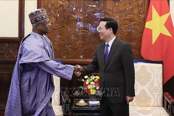Chủ tịch nước Võ Văn Thưởng tiếp Đại sứ Nigeria Hassan Adamu Mamani. (Ảnh: TTXVN)