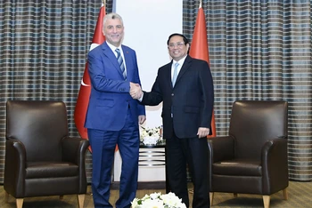 Thủ tướng Chính phủ Phạm Minh Chính và Bộ trưởng Thương mại Thổ Nhĩ Kỳ Omer Bolat.