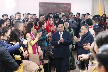 Thủ tướng Phạm Minh Chính và Phu nhân đến thăm cán bộ, nhân viên Đại sứ quán và đại diện cộng đồng người Việt Nam tại Romania. (Ảnh: Dương Giang/TTXVN)