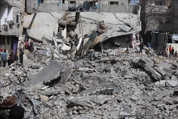 Cảnh đổ nát sau cuộc không kích của Israel xuống Dải Gaza ngày 27/3/2024. Ảnh: THX/TTXVN