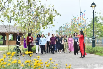 Bộ trưởng Ngoại giao Bùi Thanh Sơn, Phu nhân Vũ Thị Bích Ngọc cùng các nhà ngoại giao nữ, phu nhân đại sứ các nước và ngoại giao đoàn cùng các đại biểu tại chương trình giao lưu với chủ đề “Tìm về không gian văn hóa xứ Đoài”.
