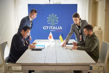 Thủ tướng Nhật Bản Fumio Kishida và Tổng thống Ukraine Volodymyr Zelensky ký thỏa thuận hợp tác an ninh bên lề Hội nghị thượng đỉnh G7 tại Italy. (Nguồn: Văn phòng Tổng thống Ukraine)