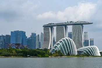 Khu nghỉ dưỡng Marina Bay Sands ở Singapore. (Ảnh: AFP/TTXVN)