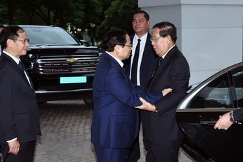 Thủ tướng Phạm Minh Chính đón Chủ tịch Đảng Nhân dân Campuchia Samdech Hun Sen.
