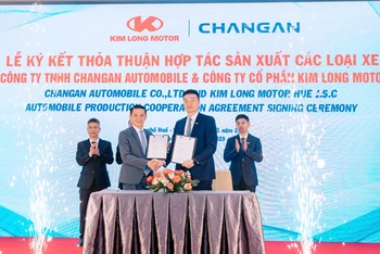 Đại diện hai doanh nghiệp ký kết thoả thuận hợp tác.