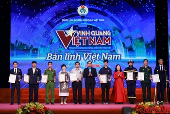 Bí thư Trung ương Đảng, Trưởng ban Dân vận Trung ương Bùi Thị Minh Hoài và Chủ tịch Tổng Liên đoàn Lao động Việt Nam, Phó Chủ tịch Hội đồng Thi đua khen thưởng Trung ương Nguyễn Đình Khang trao biểu trưng Vinh quang Việt Nam cho các tập thể.