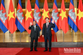 Chủ tịch Quốc hội Vương Đình Huệ và Chủ tịch Quốc hội Campuchia Samdech Heng Samrin tại lễ đón. (Ảnh: Duy Linh)