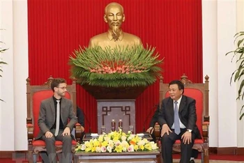 Đồng chí Nguyễn Xuân Thắng tiếp Đoàn đại biểu cấp cao Đảng Cánh tả Đức do ông Tobias Bank, Tổng Thư ký làm Trưởng Đoàn. (Ảnh: Phương Hoa/TTXVN)