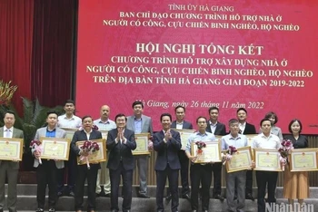Nguyên Chủ tịch nước Trương Tấn Sang và Bí thư Tỉnh ủy Hà Giang tặng bằng khen cho các tập thể có thành tích trong thực hiện chương trình.