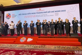 Các đại biểu dự Hội nghị chụp ảnh chung với lãnh đạo Thành Phố Hồ Chí Minh.