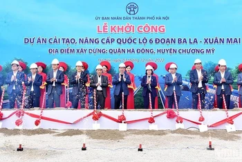 Các đại biểu làm lễ khởi công dự án cải tạo, nâng cấp quốc lộ 6 đoạn Ba La-Xuân Mai.