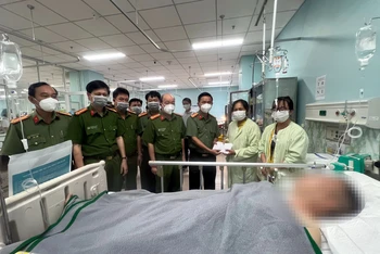 Lãnh đạo Công an tỉnh Đồng Nai thăm hỏi, động viên Đại úy Nguyễn Thế Đức và gia đình.