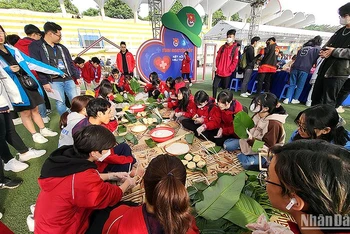 Khu vực trải nghiệm “Tình nguyện tốt” với hoạt động gói bánh chưng tặng người dân, thanh thiếu nhi hoàn cảnh khó khăn dịp Tết Nguyên đán. (Ảnh: Linh Phan)