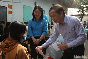 Phó Trưởng Ban Thường trực Ban Dân vận Trung ương Phạm Tất Thắng trao tặng quà và thăm hỏi công nhân lao động khó khăn ở lại Bình Dương đón Tết.