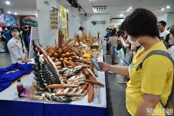 Khách tham quan tại gian triển lãm các loại bánh mì.