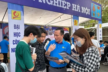 Thí sinh tìm hiểu thông tin tuyển sinh năm 2023 của Trường đại học công nghiệp Hà Nội.