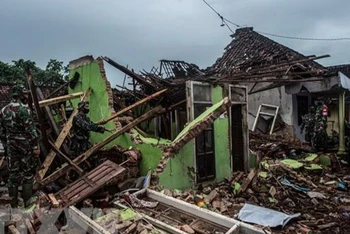 Nhà cửa bị tàn phá sau một trận động đất ở Indonesia. (Ảnh minh họa. AFP/TTXVN)