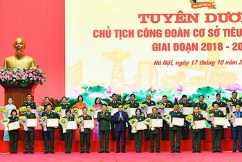 Tuyên dương 100 cán bộ công đoàn toàn quân tiêu biểu.