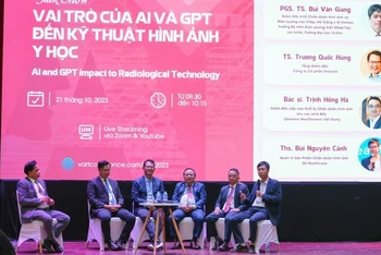 Các đại biểu tham gia toạ đàm về vai trò của trí tuệ nhân tạo đến kỹ thuật hình ảnh y học