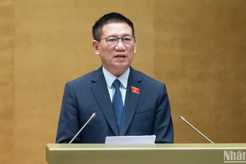 Bộ trưởng Tài chính Hồ Đức Phớc trình bày báo cáo về tình hình thực hiện ngân sách nhà nước năm 2023, dự toán ngân sách nhà nước, phương án phân bổ ngân sách trung ương năm 2024. (Ảnh: THỦY NGUYÊN)