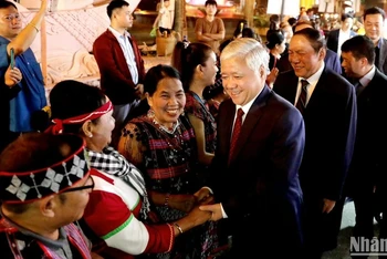 Bí thư TƯ Đảng, Chủ tịch Ủy ban TƯ MTTQ Đỗ Văn Chiến chúc mừng, thăm hỏi đồng bào. (Ảnh: KHIẾU MINH)