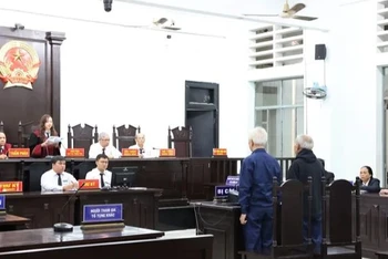 Hai bị cáo Nguyễn Chiến Thắng, cựu Chủ tịch Ủy ban nhân dân tỉnh Khánh Hòa và Đào Công Thiên, cựu Phó Chủ tịch Ủy ban nhân dân tỉnh Khánh Hòa nghe tuyên án. (Ảnh: Tiên Minh/TTXVN)