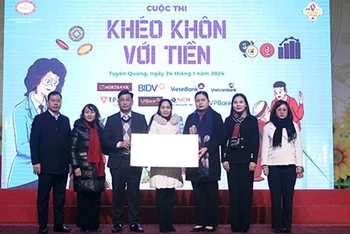 Đoàn đại biểu Quốc hội tỉnh và Ngân hàng chính sách xã hội Việt Nam chi nhánh tỉnh Tuyên Quang trao tặng máy tính cho trường THCS Lê Quý Đôn.