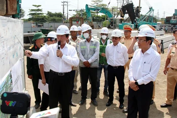 Đồng chí Nguyễn Văn Nên, Bí thư Thành ủy Thành phố Hồ Chí Minh kiểm tra thực tế công trường xây dựng nút giao hầm chui Nguyễn Văn Linh-Nguyễn Hữu Thọ (quận 7).