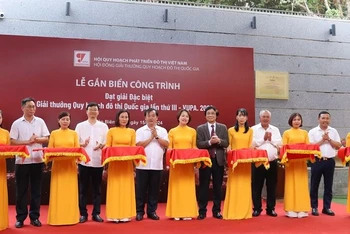 Các đồng chí lãnh đạo Hội Quy hoạch Phát triển đô thị Việt Nam cùng Sở Xây dựng Điện Biên, Sở Văn hóa, Thể thao và Du lịch Điện Biên, lãnh đạo Ủy ban nhân dân tỉnh Điện Biên cắt băng lễ gắn biển công trình.