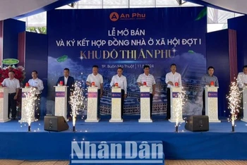 Đại diện các ngành chức năng của tỉnh Đắk Lắk và Công ty cổ phần Đầu tư-Phát triển đô thị Ân Phú bấm nút chính thức mở bán đợt 1 Dự án nhà ở xã hội tại Khu đô thị Ân Phú, thành phố Buôn Ma Thuột, tỉnh Đắk Lắk.