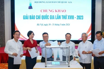 Hội đồng Chung khảo tiến hành bỏ phiếu lựa chọn các tác phẩm báo chí chất lượng.