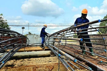 Công nhân đang kết cấu thép trụ nhồi để thi công đường vành đai 3 Thành phố Hồ Chí Minh khu vực trên không.