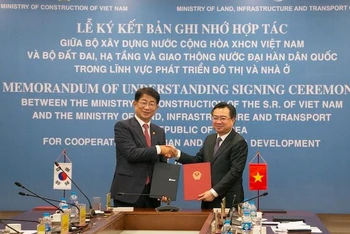 Bộ trưởng Xây dựng Nguyễn Thanh Nghị tiếp và hội đàm với Bộ trưởng Đất đai, Hạ tầng và Giao thông Hàn Quốc Park Sanwoo.