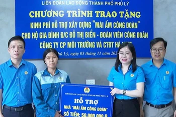 Ảnh minh họa: Đại diện lãnh đạo Liên đoàn Lao động tỉnh Hà Nam và thành phố Phủ Lý trao kinh phí hỗ trợ xây "Mái ấm Công đoàn". (Ảnh: ĐÀO PHƯƠNG)