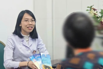 Bác sĩ tư vấn cho người bệnh.