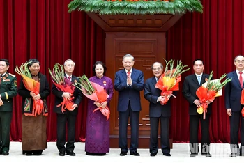 Tổng Bí thư Tô Lâm trao Huân chương Hồ Chí Minh, tặng các đồng chí nguyên lãnh đạo Đảng, Nhà nước.