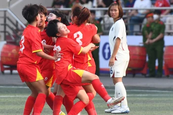 Các cầu thủ U17 nữ Việt Nam ăn mừng bàn thắng thứ hai. (Ảnh: VFF)