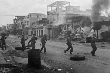 Ngày 9/4/1975, quân ta tiến công thị trấn Xuân Lộc, căn cứ phòng thủ trọng yếu của địch bảo vệ Sài Gòn từ phía đông bắc. (Ảnh: TTXVN)