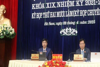 Các đồng chí chủ tọa kỳ họp.