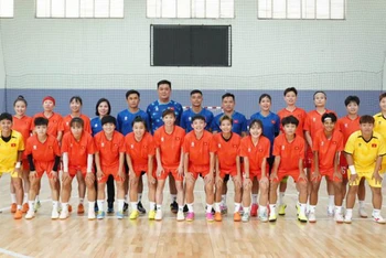 Ban huấn luyện cùng các tuyển thủ futsal nữ Việt Nam. (Ảnh: VFF)