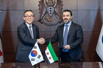 Ngoại trưởng Hàn Quốc Cho Tae-yul (bên trái) và người đồng cấp Syria Asaad Hassan al-Shibani. (Nguồn: Bộ Ngoại giao Hàn Quốc)