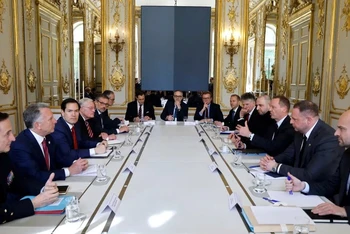 Các nhà đàm phán họp tại Paris, Pháp. (Ảnh GETTY).